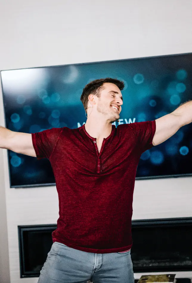 Matthew Hussey spreading his arms wide